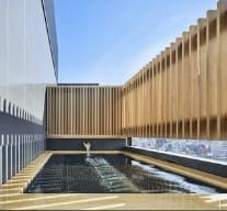 노천탕에 햇빛이 들어오고 있다.