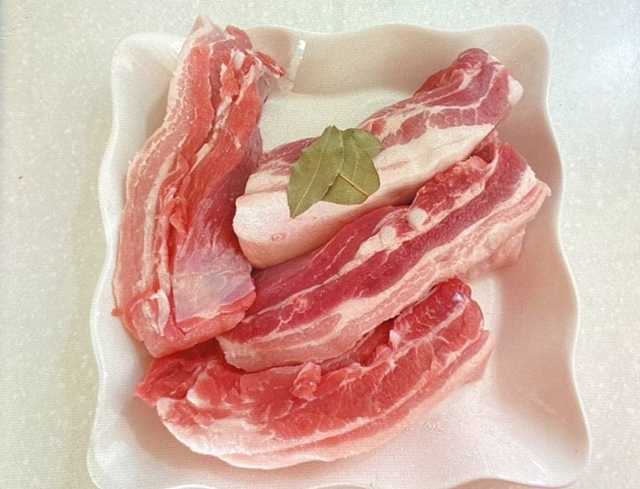 통삼겹살 4덩어리 위에 놓여있는 월계수잎 3장