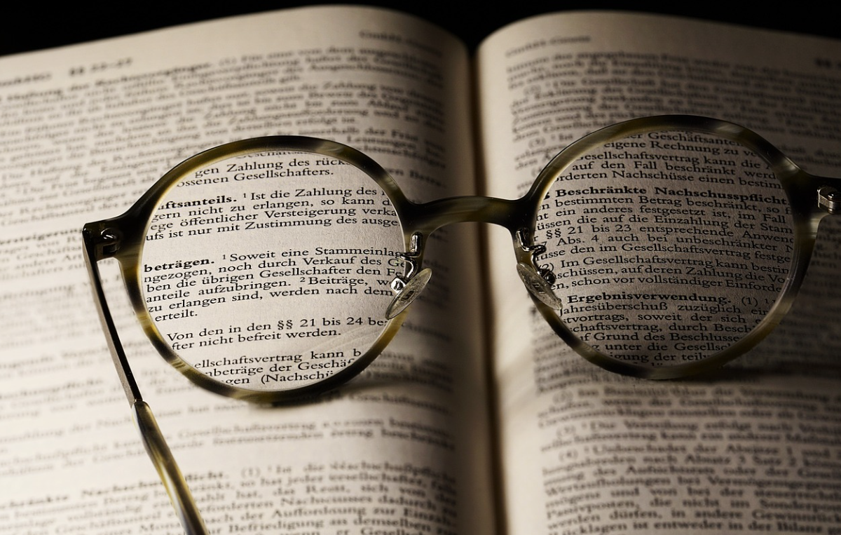 책 위에 놓여있는 안경 사진