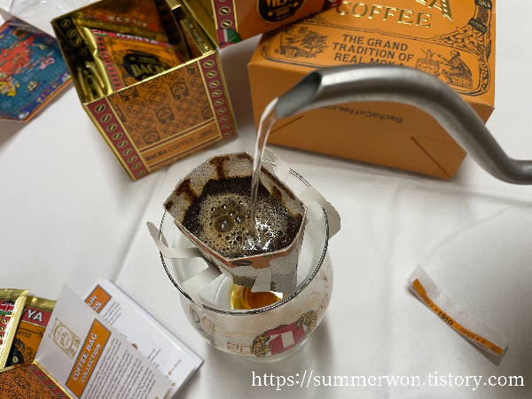 바샤커피 드립백 커피 내리는 사진