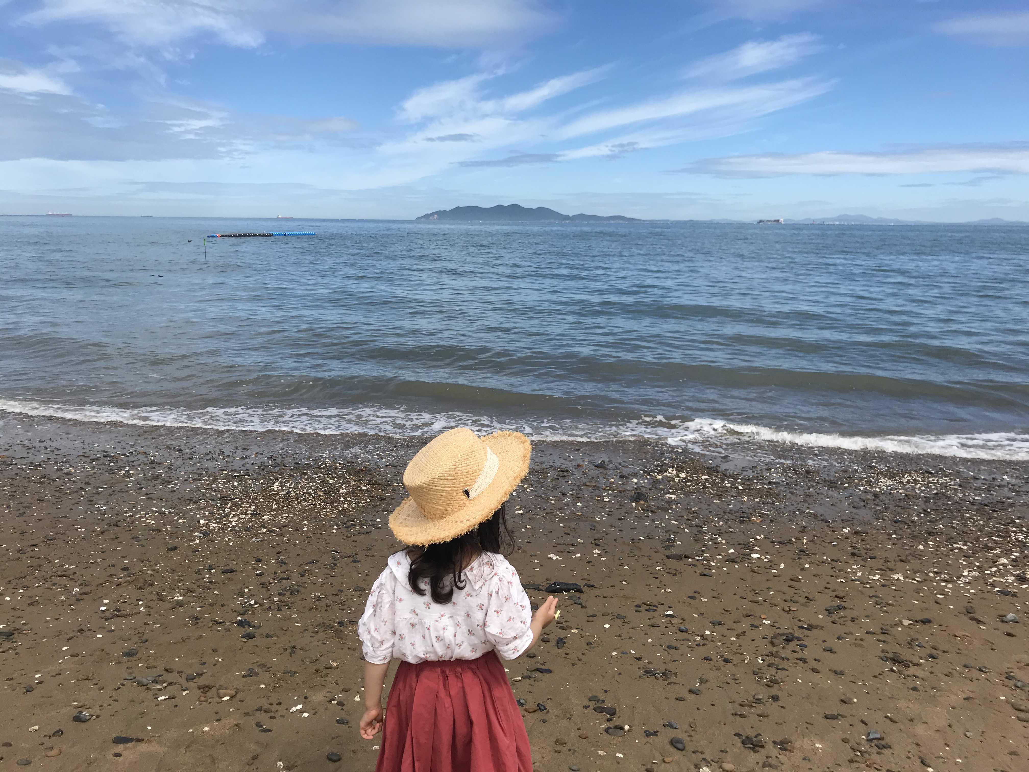 인천 영흥도 카페 하이바다 앞 해변에서 바다보는 아이