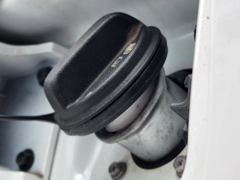 잘못 체결되어도 딸깍 거려서 오해할 수 있다.