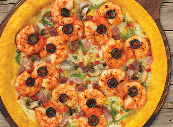 새우와 올리브가 토핑된 피자