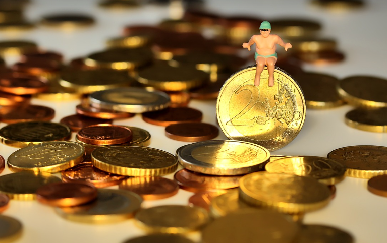 동전에서 피규어 노인이 앉아있는 사진