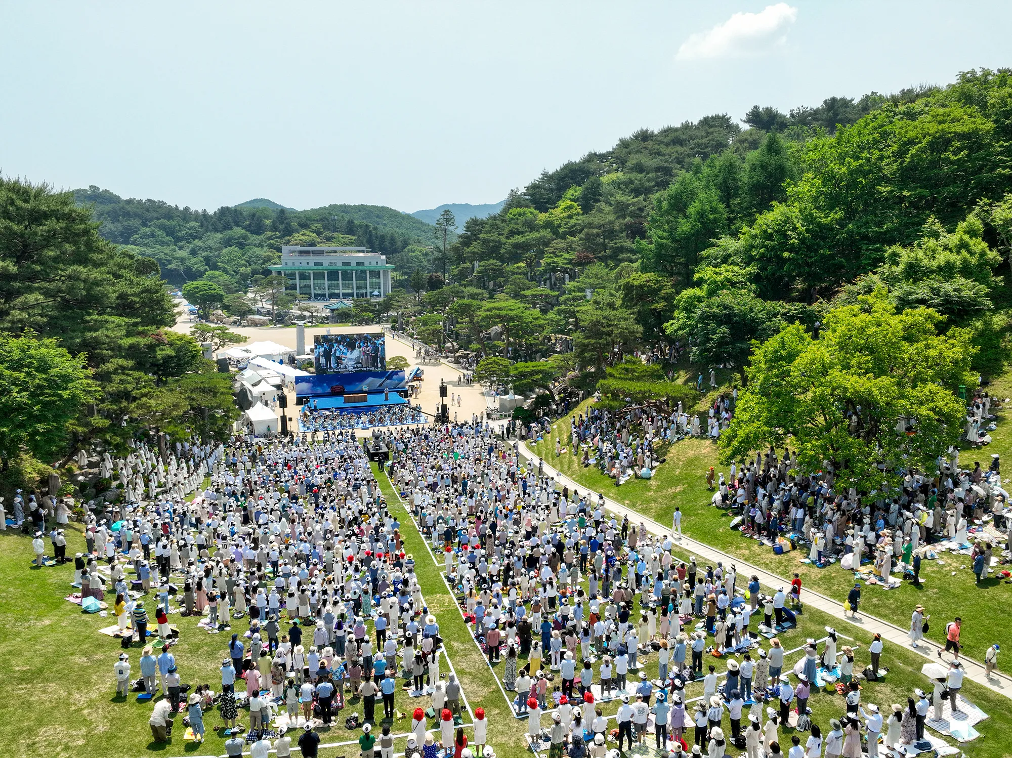 기독교복음선교회는 6월 1일 충남 금산 월명동에 위치한 자연성전에서 새 신자들과 전도자들 5,000여 명이 참석한 가운데 알파날 47주년 기념행사를 개최했다.
