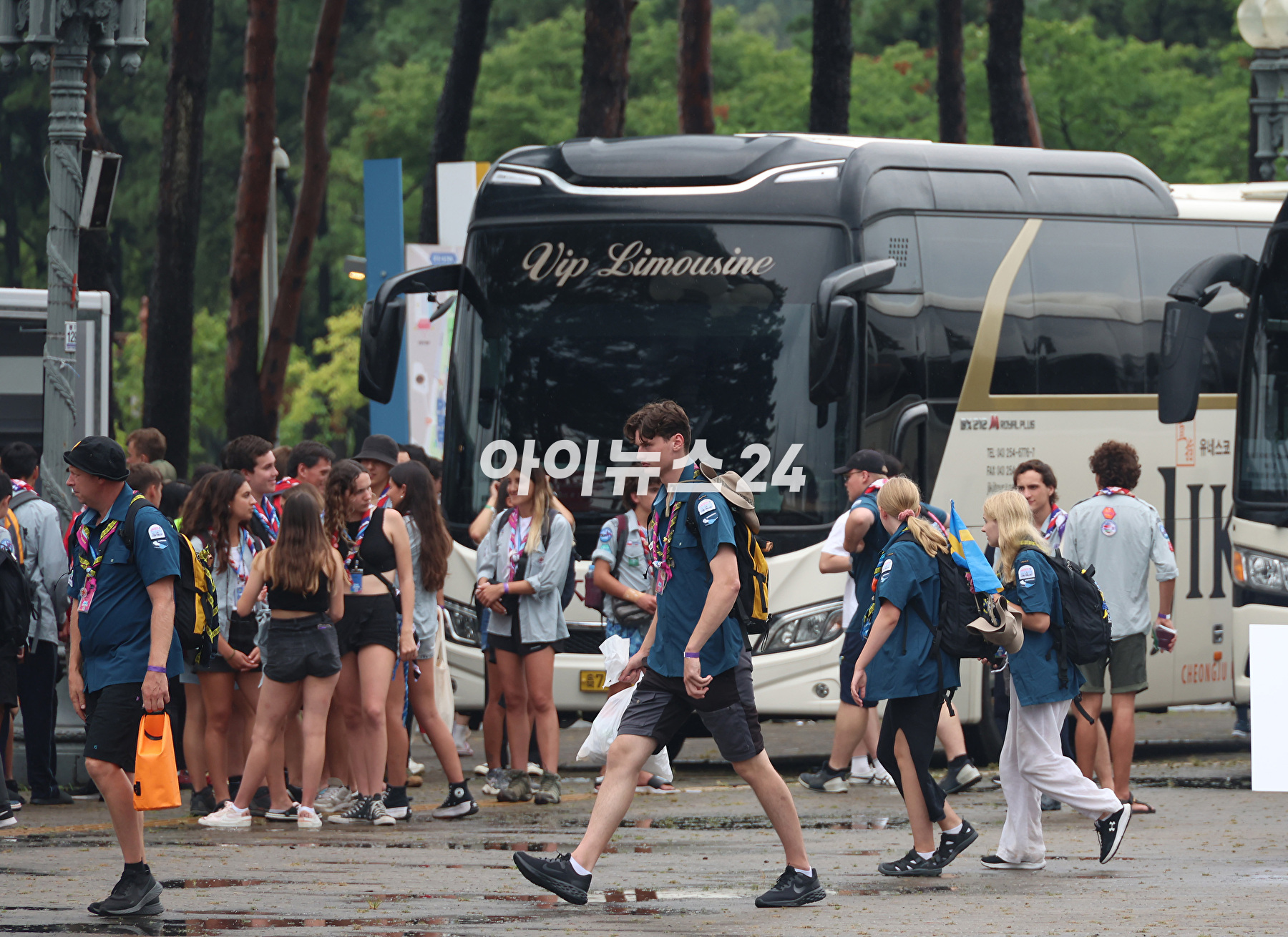 11일 오후 서울 마포구 상암동 서울월드컵경기장에 2023 새만금 세계스카우트 잼버리 폐영식에 참가하는 각국 스카우트 대원들이 도착하고 있다. [사진=사진공동취재단]