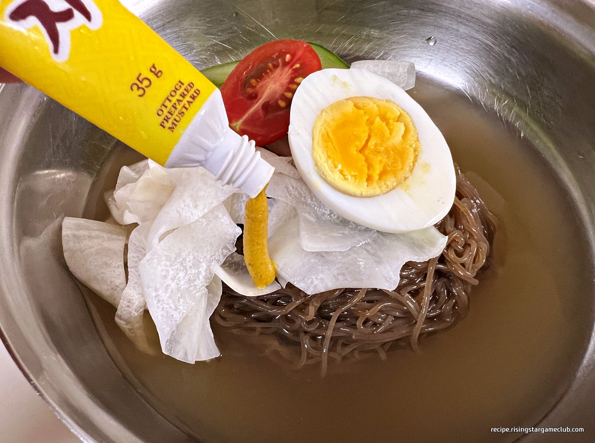 냉면에 연겨자를 넣는 사진