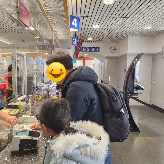인터라켄 동역에서 융프라우행 교통권 발급받는 모습