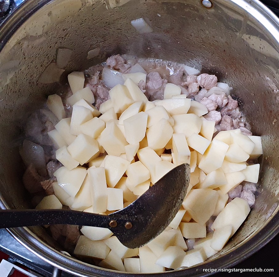 돼지고기 카레라이스에 들어갈 볶은 돼지고기에 감자를 넣는 사진