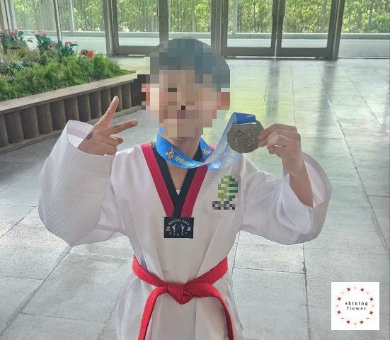 구청장배 태권도 한마당 대회-은메달 딴 직후 승리의 V