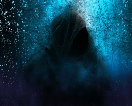 검고 파란 배경이 깔려있고 검은 후드티를 입고 얼굴을 베일 뒤에 숨긴 으스스하게 생긴 남성의 실루엣이 있다.