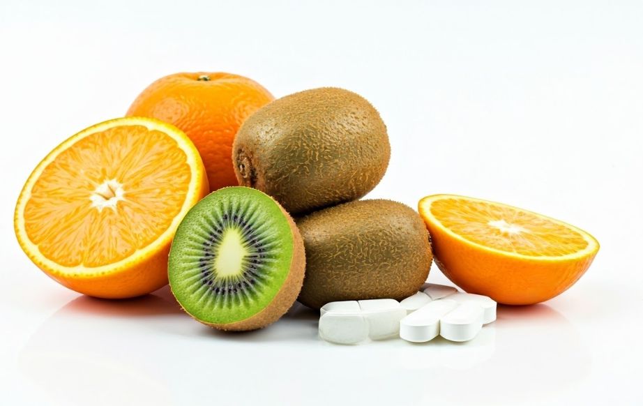 다양한 과일과 아연보충제