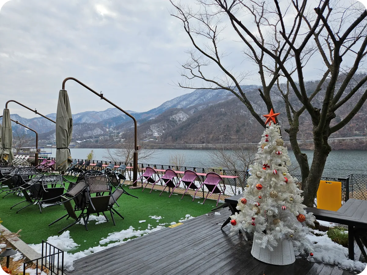 투썸플레이스-서종리버사이드-1층-테라스-크리스마스-트리-북한강뷰