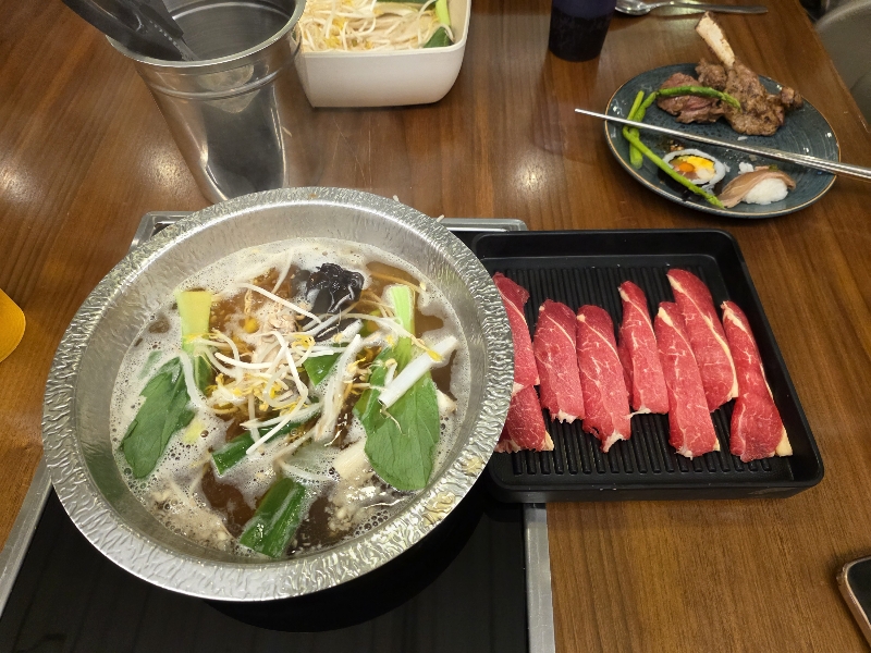 샤브 모습. 국물과 고기