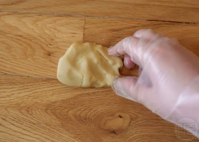 바닥에 기름 쏟았을때 기름제거 밀가루반죽