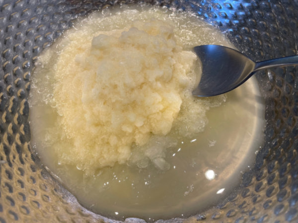 감자전 레시피 - 감자 갈은 거 양파와 섞기