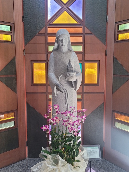 사진은 서울 양천성당 안에 있는 "등불을 들고 계시는 성모님" 성모상입니다.

뒤에 병풍처럼 있는 스테인드글라스 유리화 조각 사이로 빛이 들어와서 성모상이 더욱 아름다웠습니다.