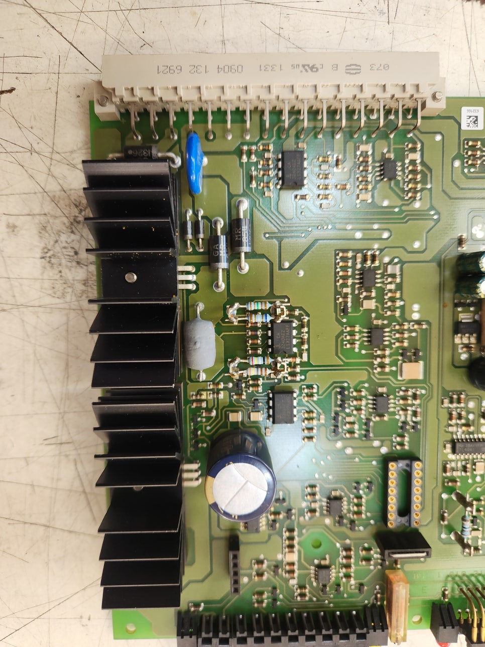 Bosch Rexroth 앰프 보드 VT-KRRA 2-537-20/V0/ 내부 전자 소자의 열화 및 손상이 확인되었고, 이로 인해 정상적인 신호 처리와 제어 기능이 불가능한 상태임을 확인할 수 있었습니다. 특히 주요 제어 신호 라인에 영향을 주는 불량 소자가 확인되어, 해당 부품이 작동 불능의 직접적인 원인으로 판단되었습니다.
진단 결과에 따라 문제가 된 불량 소자를 선별하여 제거하고, 동일 사양의 검증된 부품으로 정밀 교체 작업를 진행
수리 과정 by 메트영남