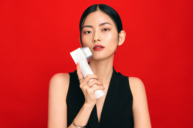 LG전자 모델이 얼굴 라인을 케어하는 &lsquo;LG 프라엘 더마쎄라&rsquo;를 사용하고 있다.