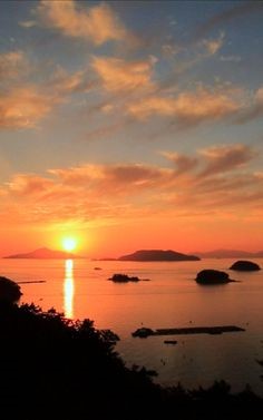 해가-서쪽-바다속으로-내려가면서-붉은-빛이-바다를-비추며-아름다운-일몰을-만드는-모습