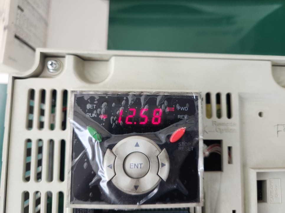 엘에스(LS) 인버터 SV110iG5A-4 주요 생산설비에서 사용 중이던 인버터가 갑작스러운 고장으로 작동 불능 상태에 빠졌으나, 신속한 수리를 통해 정상 복구를 완료한 사례입니다.
■ 수리 의뢰 배경
고객사의 생산설비에서 사용 중인 LS SV110iG5A-4 인버터가突 발적으로 고장을 일으켜 긴급 입고되었습니다.
인버터는 모터 제어 및 설비 가동에 핵심적인 역할을 수행하는 장비로, 고장 시 생산 라인 전체에 중대한 영향을 미치게 됩니다.
장비 교체가 쉽지 않은 상황에서 다운타임을 최소화하기 위해 긴급 수리가 의뢰되었습니다.
■ 고장 증상
전원 인가 후 작동 불능
디스플레이 미점등 또는 알람 발생
모터 구동 불능
■ 수리 진행 과정
장비 입고 직후 정밀 진단을 실시하여 다음과 같은 고장 원인을 확인하였습니다:
🔎 고장 진단
주요 전원부 소자 손상
컨트롤 보드 일부 회로 이상 발생
방열부 발열로 인한 소자 열화 확인
🔧 수리 작업
손상된 파워소자, 컨트롤 IC 및 보호회로 부품 교체
PCB 패턴 일부 복원 및 크리닝 작업 진행
전체 회로 점검 및 안정성 확보
🧪 최종 테스트
수리 후 모터 부하 테스트 진행
실장비 조건과 유사한 환경에서 장시간 안정성 테스트 완료
■ 수리 결과
✅ 인버터 정상 작동 복구
✅ 부하 운전 정상 확인
✅ 생산설비 빠른 정상 복귀 수리 과정 by 메트영남