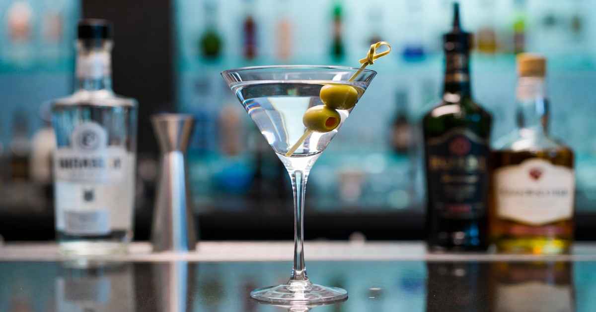 보드카 마티니 황금 레시피 & 스토리 및 완벽한 안주 추천