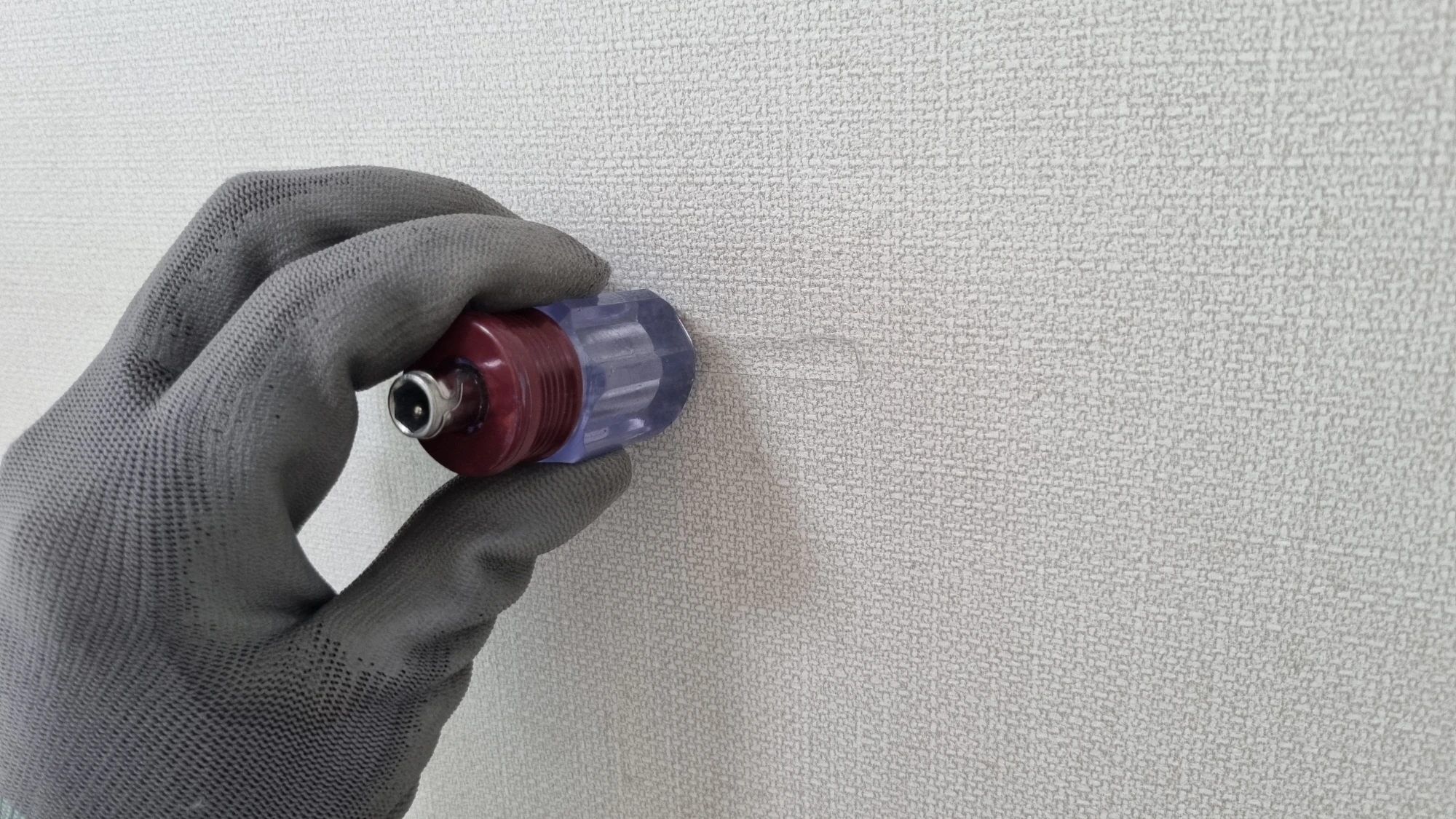 찢어진 벽지 보수하는 모습