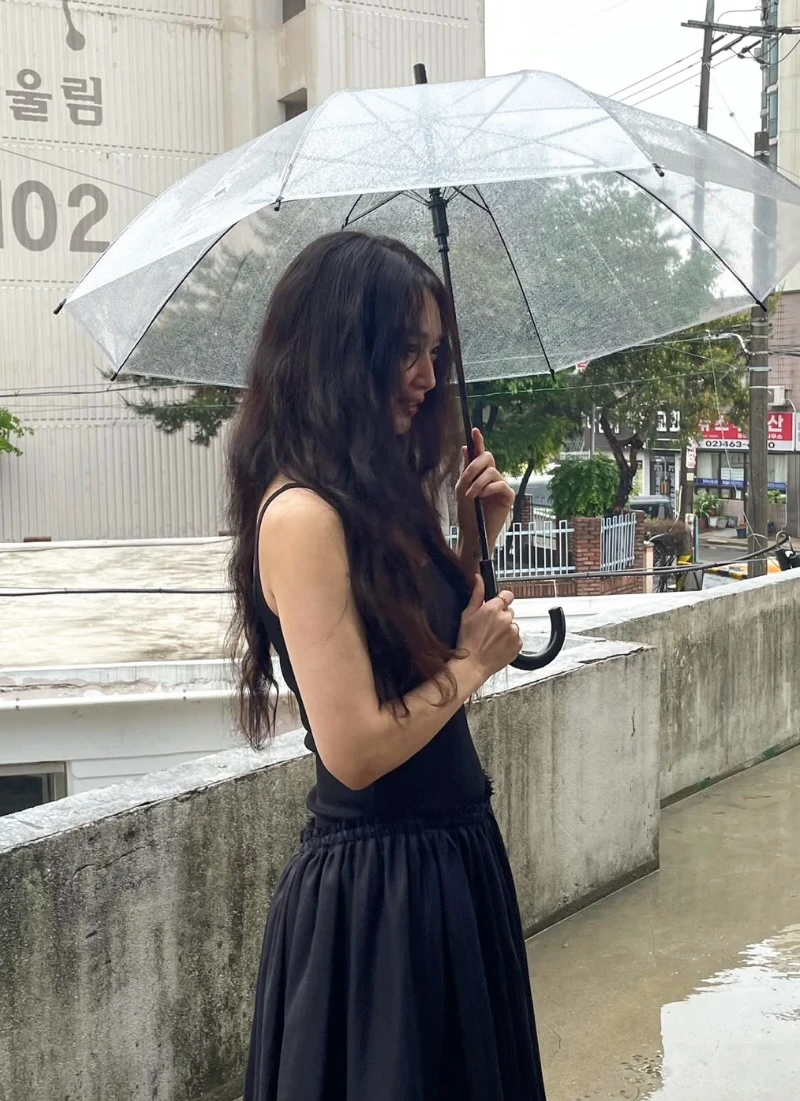 신민아, 루이비통, 신민아 루이비통, 신민아 패션, 신민아 드레스, 루이비통 앰버서더, 루이비통 하이 주얼리, 셀럽 패션, 셀럽 스타일, 마드리드 패션쇼, 실버 드레스, 시퀸 드레스, 연예인 공항패션