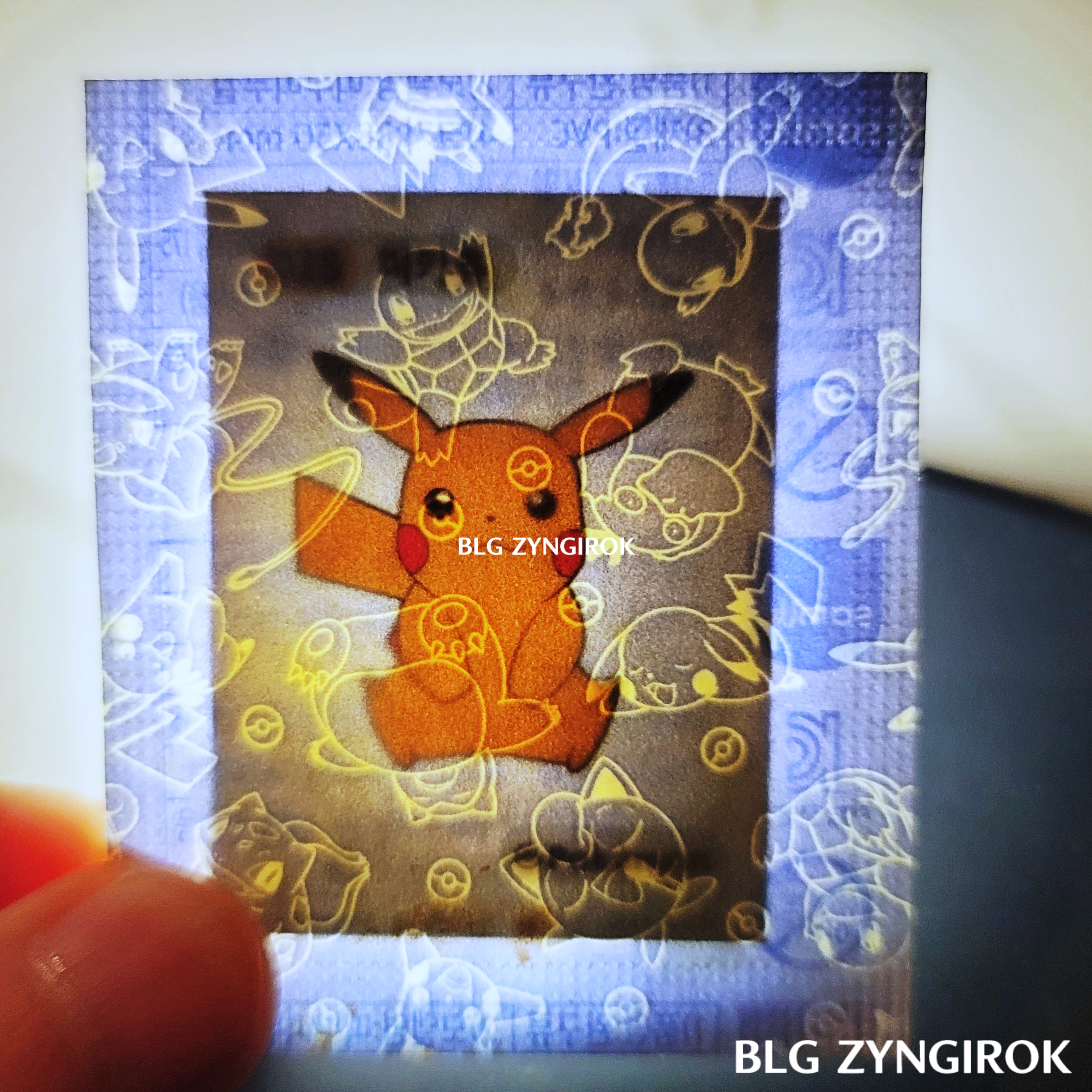 띠부띠부씰-피카츄를-들고있다.