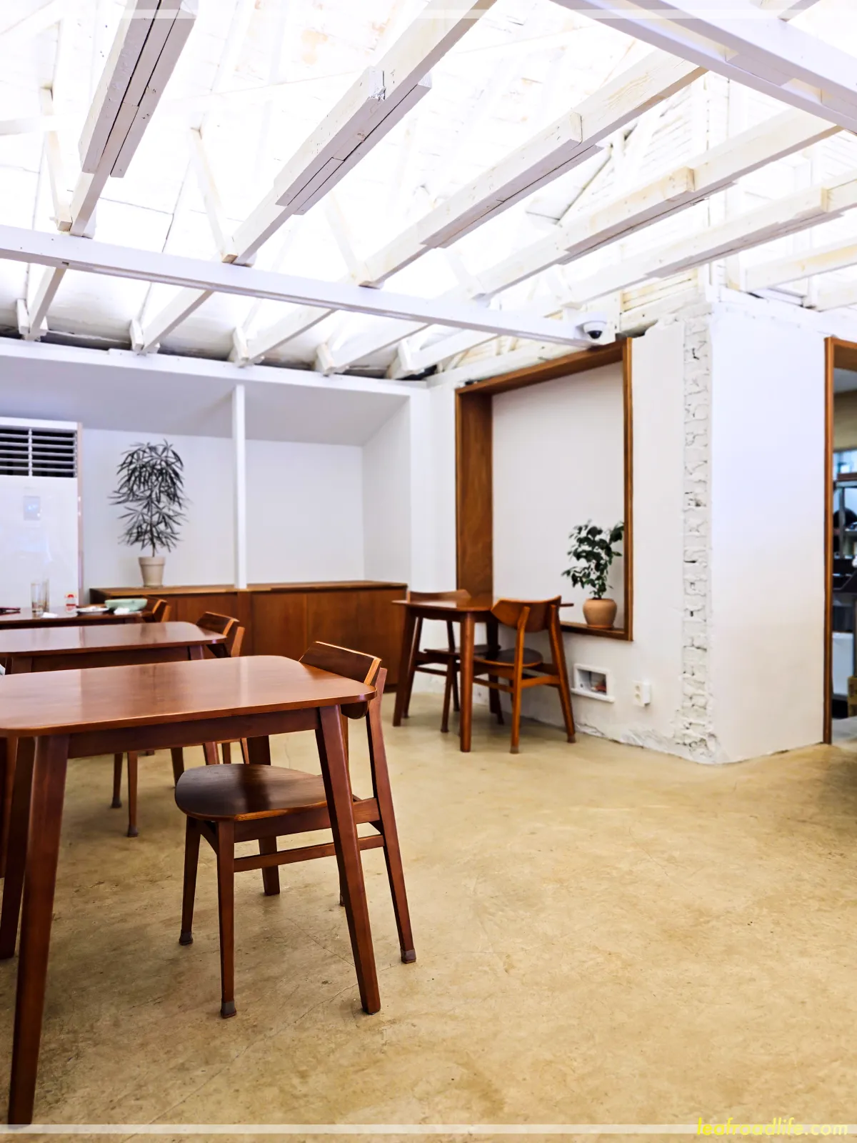 동대문구-전농동-브런치-카페-오래-실내-테이블