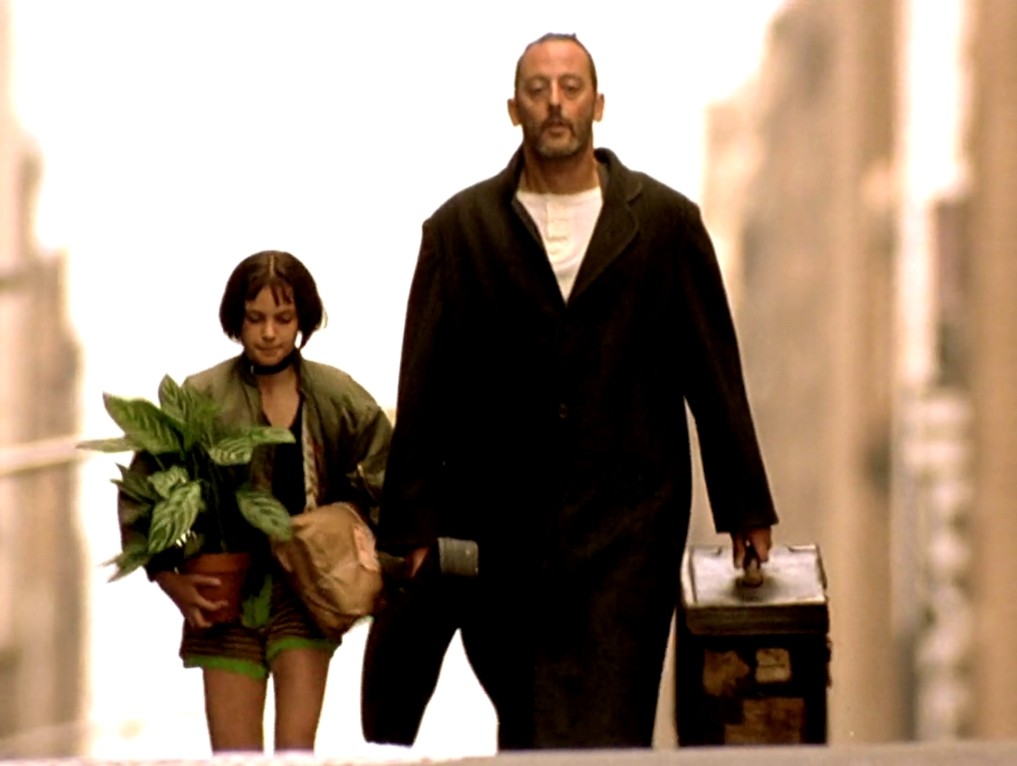 가방을 든 레옹과 화분을 들고 다니는 마틸다