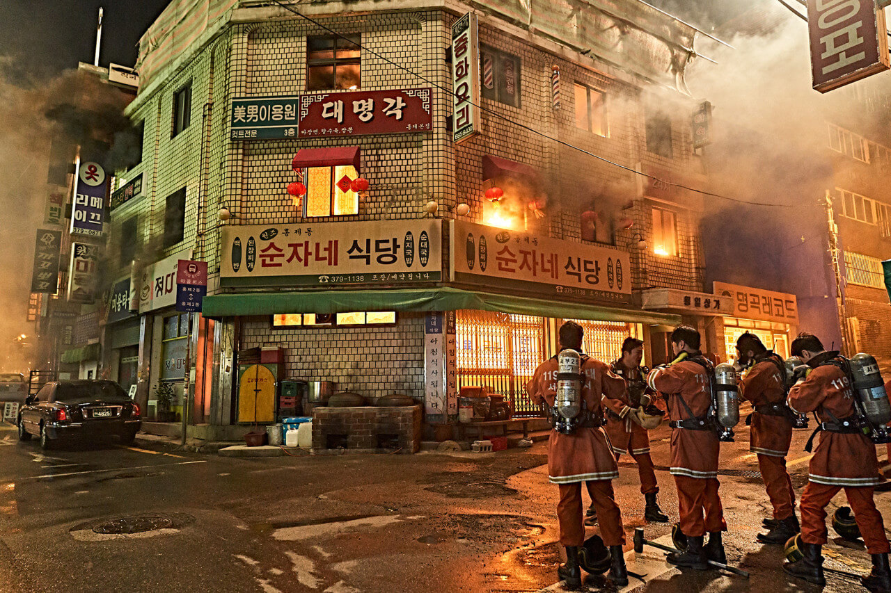 홍제동 화재 사건 현장 앞에 도착한 구조 요원들의 모습