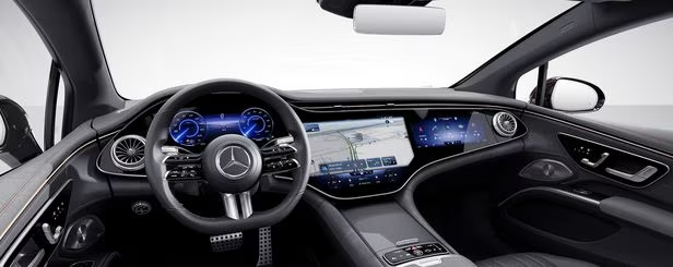 벤츠 EQS 운전석과 조수석에 길이 141cm짜리 디스플레이(54인치)가 탑재돼있다. 벤츠는 이 디스플레이를 '하이퍼 스크린'이라고 부른다.