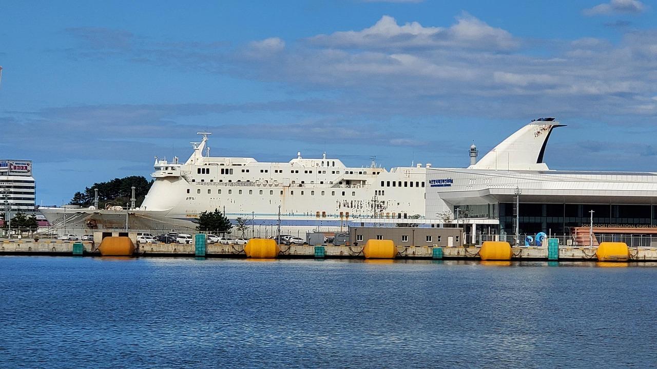 속초 국제크루즈터미널에 정박한 대형 여객선과 항만 전경