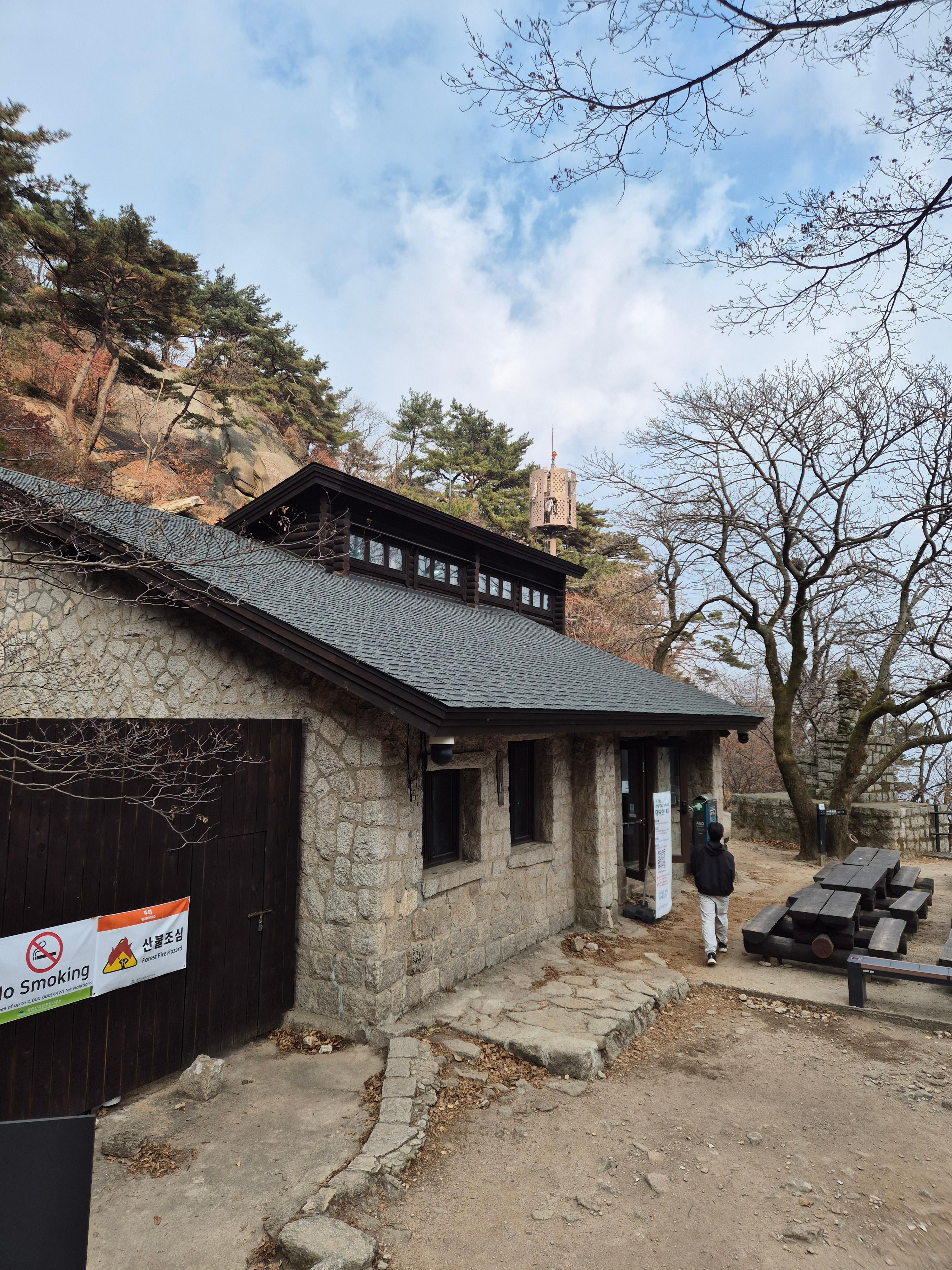 백운산장(현재는 휴게소 형태로 운영)