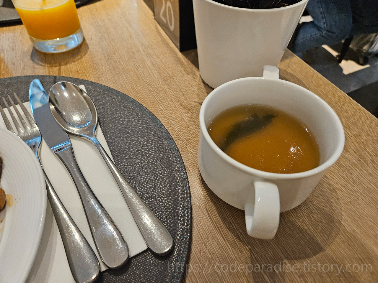 ํธํ
์ฌ์ง