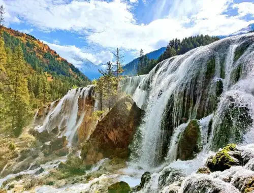 가을빛에-울긋불긋-물든-단풍잎-아래-힘차게-쏟아지는-구채구-진주탄폭포