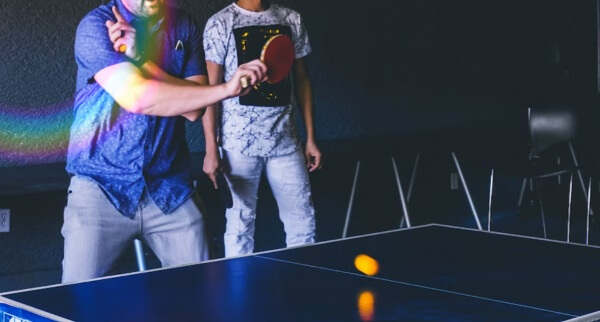 탁구-서브를-하는-사람