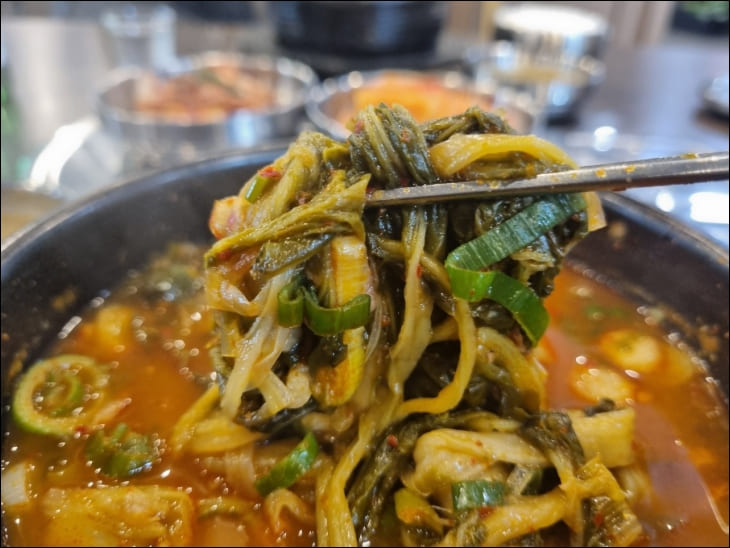 젓가락으로-우거지해장국의-건더기를-집어들었다.