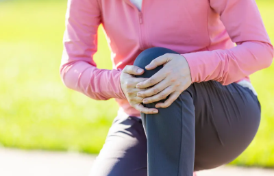 무릎이 아픈 여성