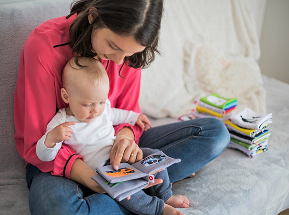 엄마와 아이가 함께 소통하는 사진