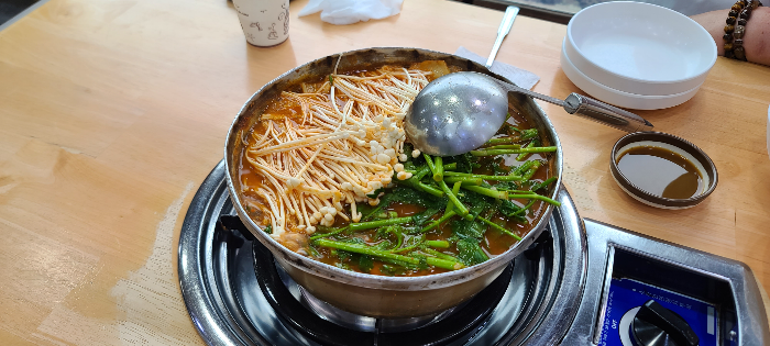 경기 하남시 민물매운탕 어탕칼국수 맛집 산곡민물매운탕 외부전경 내부전경 메뉴판 미나리추가 민물매운탕세팅