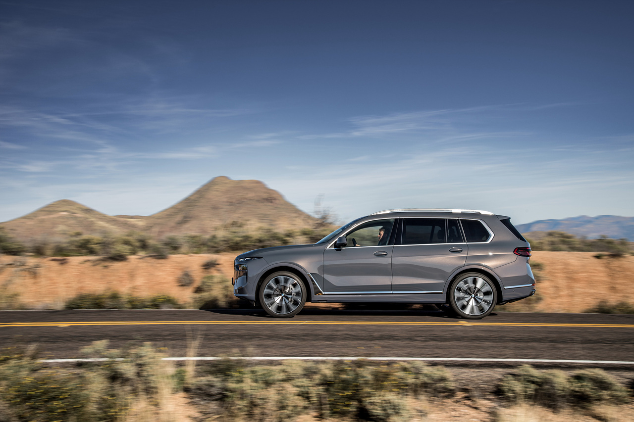 2024년형 BMW X7 주행 측면사진