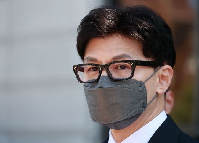  한동훈 장관과 검수완박을 위해 민주당을 탈당한 민형배 의원 