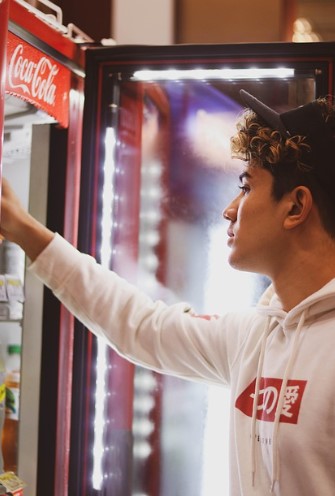 편의점에 ‘부자존’이 뜬다! 명품 과자부터 고급 와인까지 인기 이유