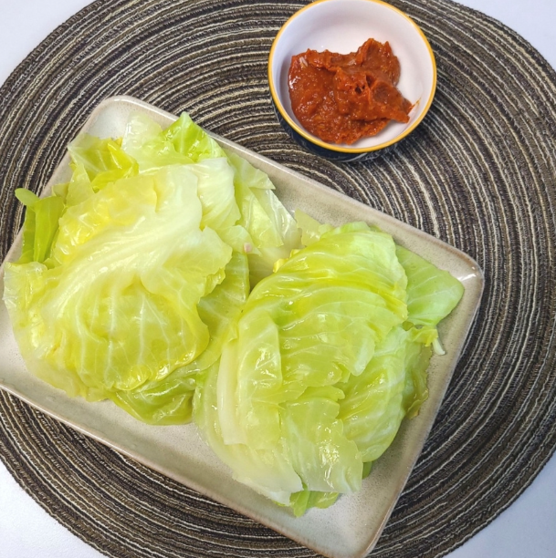 맛있어 보이는 양배추 찜과 쌈장