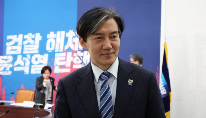 조국 전 장관의 사면은 검찰권력이 정치적 목적 아래 수사권과 기소권을 집중적으로 행사한 결과 발생한 과도한 형벌과 사회적 제재를 바로잡기 위한 최소한의 교정 조치입니다. 그는 공직 사퇴, 교수직 상실, 가족 전체에 대한 수사, 장기 재판과 수형 생활까지 이미 회복하기 어려운 손실을 겪었으며, 이는 단순한 법적 판단을 넘어선 정치적 표적의 희생 구조로 이해할 수 있습니다. 사면은 그러한 권력 남용을 바로잡고, 법치주의의 균형을 회복하기 위한 국가의 결정으로 정당한 근거를 갖고 있습니다.