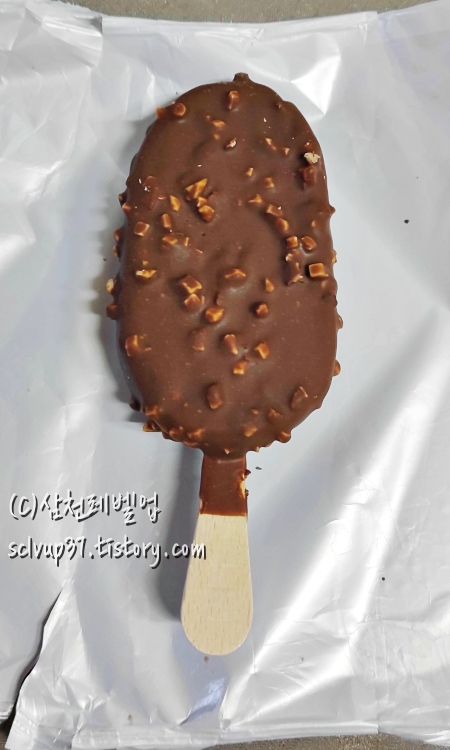 코스트코 커클랜드 아이스크림 바 개봉 후 초코 아몬드 코팅된 하드 모습