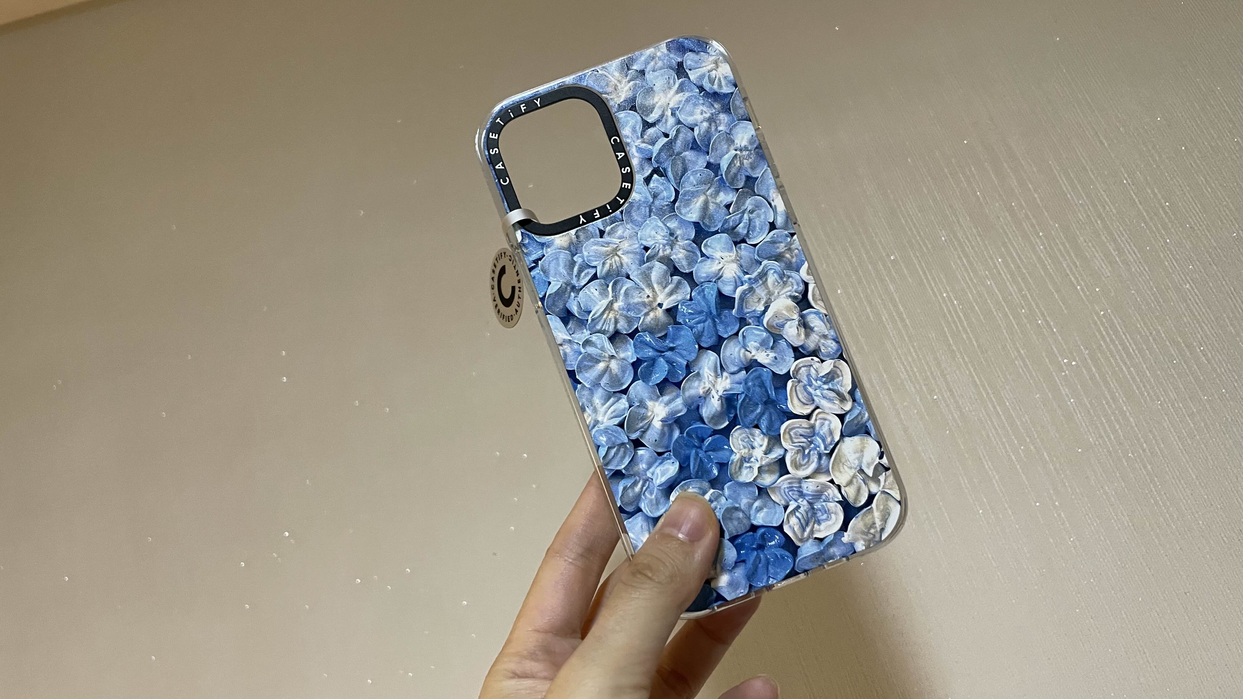 파란 수국 모양이 가득한 케이스