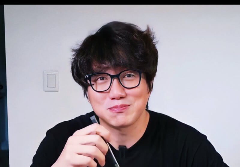 뿔테-안경을-쓰고-미소짓는-성시경